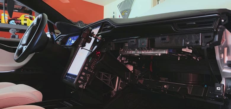 NHTSA расследует ситуацию с неисправностью в компьютерах электромобилей Tesla