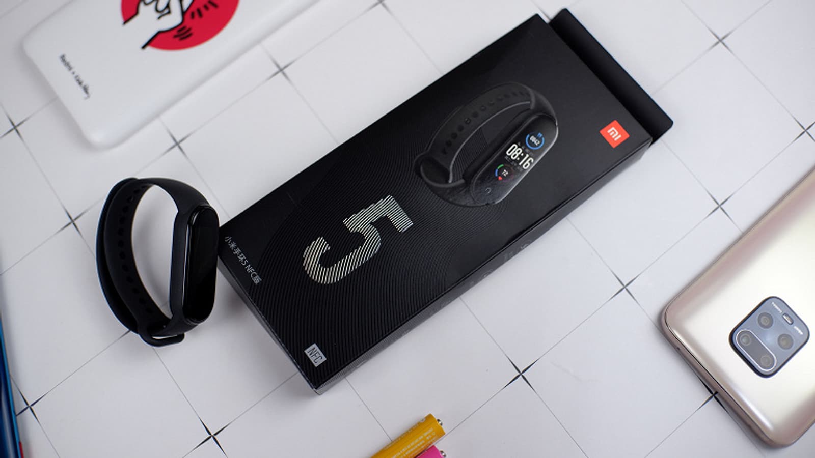 Долгожданный Xiaomi Mi Band 5 на живых фото и видео распаковки сразу после анонса