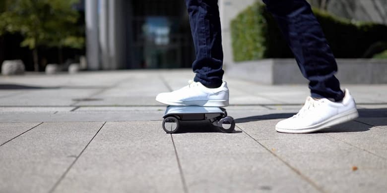 Walkcar — короткобазный электроскейтборд размером с небольшой ноутбук и запасом хода до 7 км Walkcar — короткобазный электроскейтборд размером с небольшой ноутбук и запасом хода до 7 км