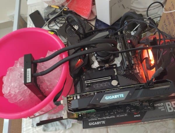 Кубики льда – не только для виски. AMD Ryzen 7 4700G разогнали до 5 ГГц при всех работающих ядрах очень красивым способом Кубики льда – не только для виски. AMD Ryzen 7 4700G разогнали до 5 ГГц при всех работающих ядрах очень красивым способом