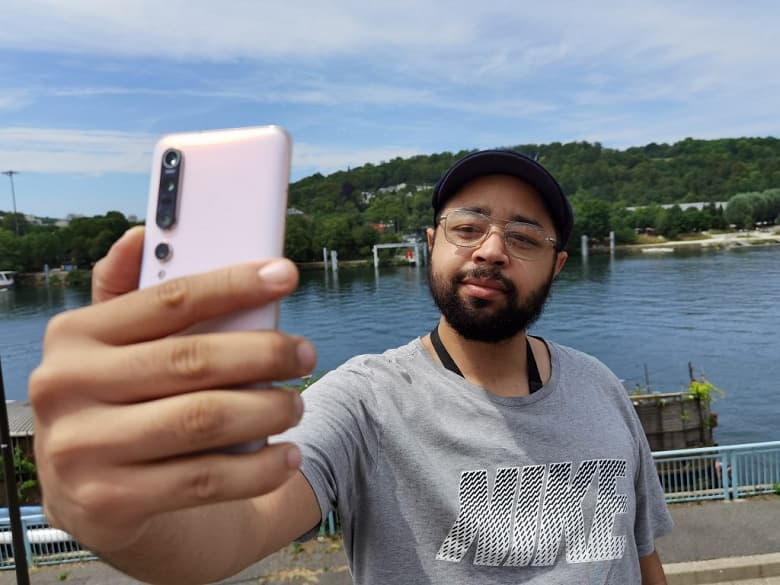 Бывший «король» DxOMark провалился тест фронтальной камеры. Селфи на Xiaomi Mi 10 Pro не впечатляют