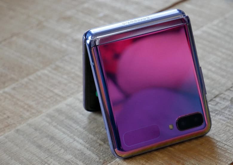 Samsung снова на коне. Galaxy Z Flip стал самым продаваемым гибким смартфоном текущего года Samsung снова на коне. Galaxy Z Flip стал самым продаваемым гибким смартфоном текущего года