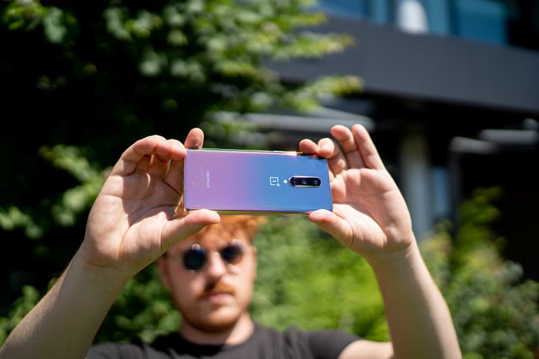 OnePlus 8 неожиданно оказался лучше OnePlus 8 Pro. Младшая модель лучше записывает и воспроизводит звук