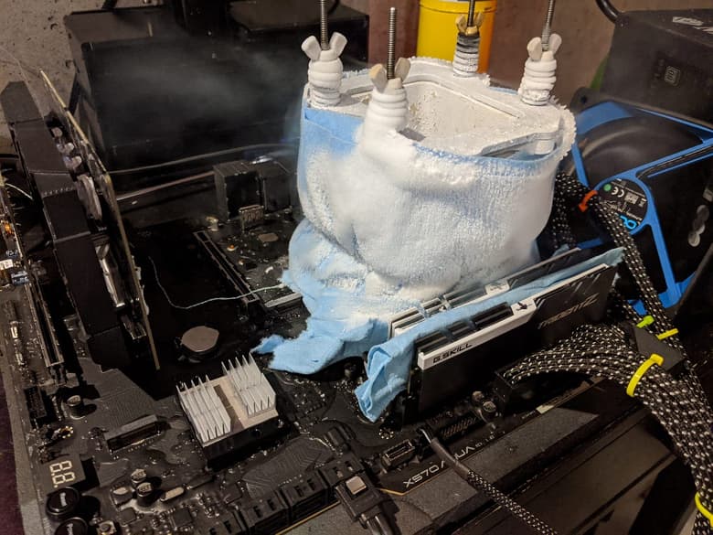 Энтузиаст разогнал AMD Ryzen 9 3900XT до рекордной отметки в HWBot x265, используя для охлаждения жидкий азот