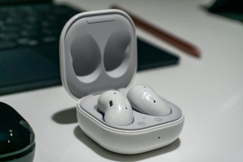 Интереснее AirPods Pro и с активным шумоподавлением. Представлены полностью беспроводные наушники Samsung Galaxy Buds Live Интереснее AirPods Pro и с активным шумоподавлением. Представлены полностью беспроводные наушники Samsung Galaxy Buds Live