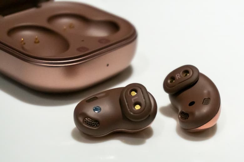 Интереснее AirPods Pro и с активным шумоподавлением. Представлены полностью беспроводные наушники Samsung Galaxy Buds Live