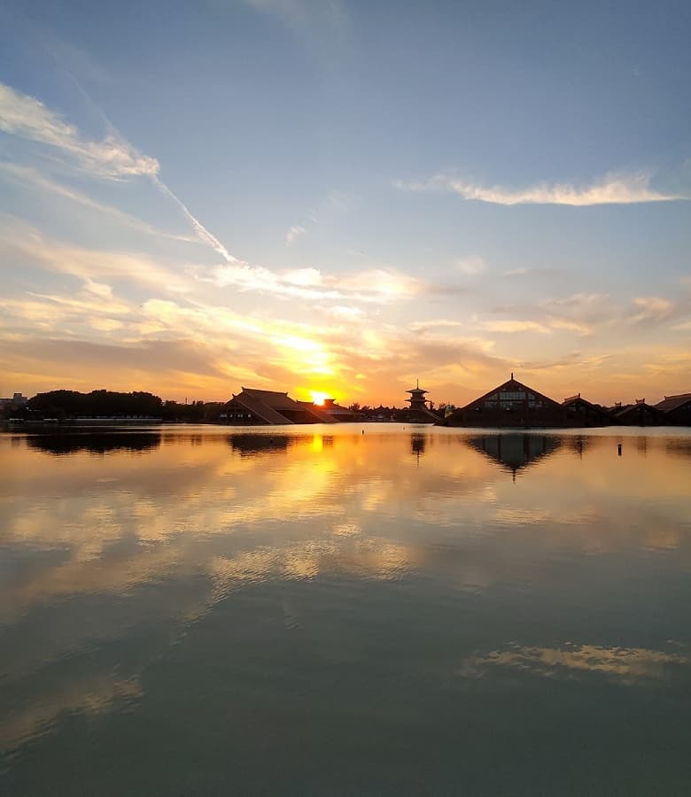 Так снимает первый в мире смартфон с подэкранной камерой при сложном освещении