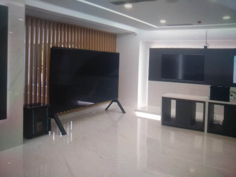 Гигантский 8K-телевизор Sharp показали вживую Гигантский 8K-телевизор Sharp показали вживую