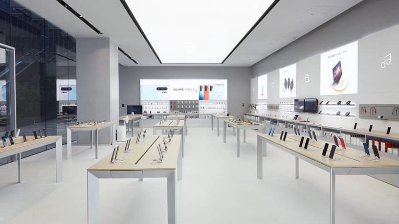 Ответ Huawei на санкции США. В России откроется 50 новых фирменных магазинов
