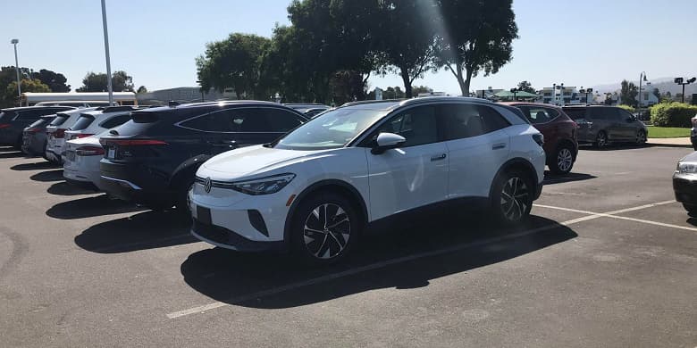 Будущий хит Volkswagen — электрический кроссовер ID.4 — запечатлели на живьём на парковке