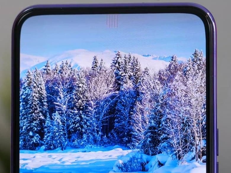 Скрытая камера ZTE Axon 20 5G разочаровывает. Она хорошо заметна на живых фото