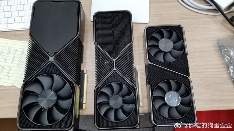 Она гигантская. GeForce RTX 3090 сфотографировали рядом с GeForce RTX 3080 и RTX 3070 Она гигантская. GeForce RTX 3090 сфотографировали рядом с GeForce RTX 3080 и RTX 3070