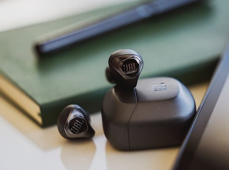 Активное шумоподавление, 32 часа автономности, поддержка Google Assistant и Amazon Alexa. Представлены беспроводные наушники JBL Club Pro+