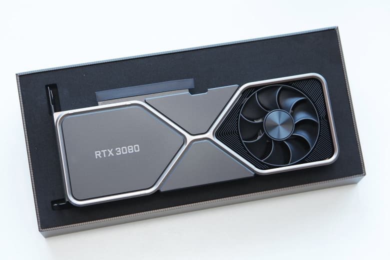 На корпусе GeForce RTX 3080 Founders Edition есть два необычных отверстия. Они нужны для крепления На корпусе GeForce RTX 3080 Founders Edition есть два необычных отверстия. Они нужны для крепления