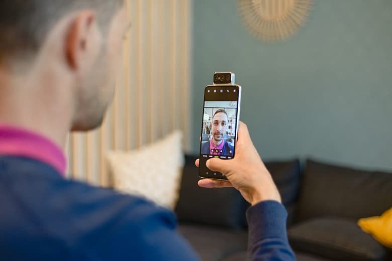 Asus ZenFone 7 — один из лучших камерофонов для любителей селфи. По версии DxOMark