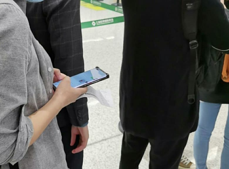 Включённый Huawei Mate 40 Pro засняли в руках пользователя