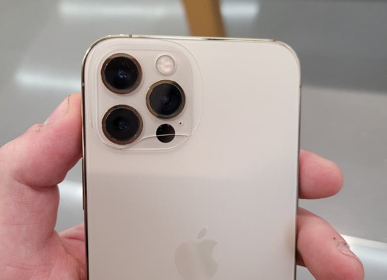 Задняя панель iPhone 12 Pro может треснуть даже без удара