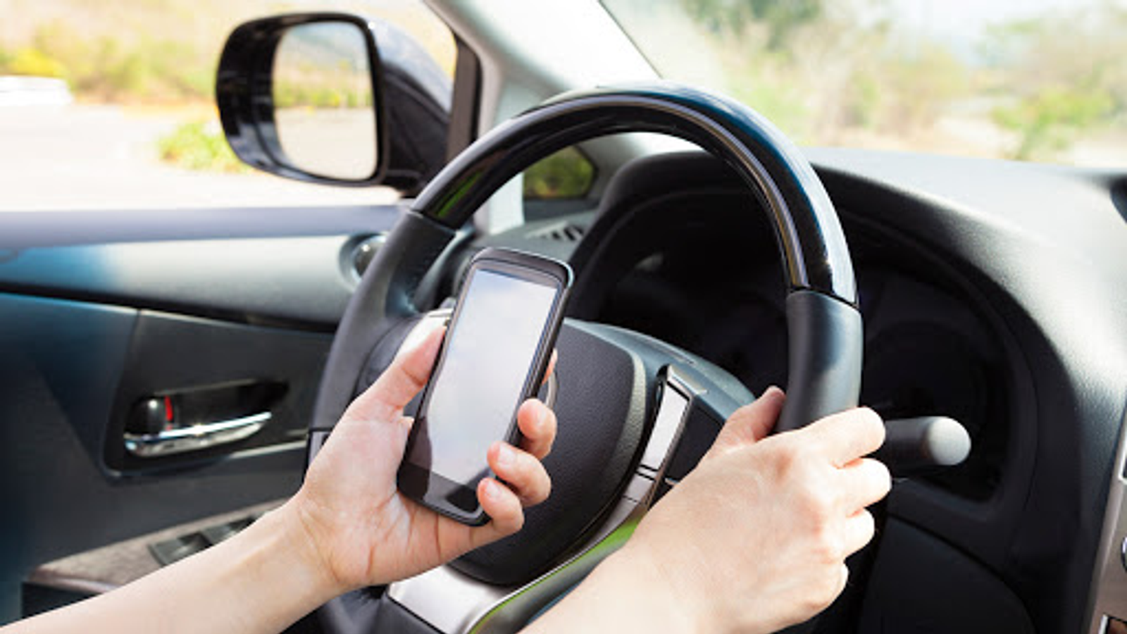 Британских водителей могут лишить удостоверений за смартфон в руках