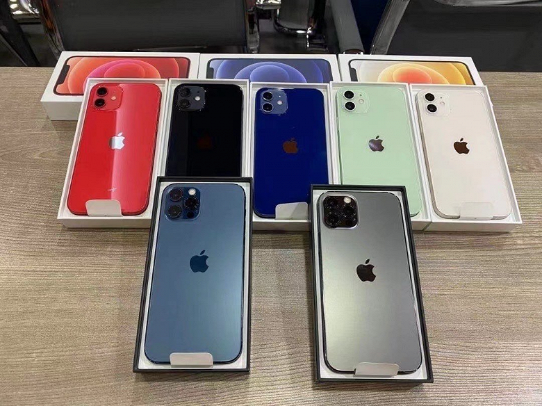 Новенькие iPhone 12 и iPhone 12 Pro показали в разных цветах