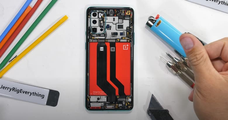 Над только что представленным OnePlus 8T уже успели поиздеваться. Новинка прошла тесты блогера JerryRigEverything