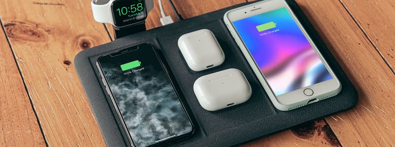 Беспроводная зарядка, позволяющая заряжать шесть устройств. Mophie 4-in-1 wireless charging mat действительно так может, но с оговорками