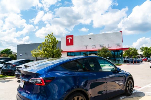 Tesla начнет выпуск семиместного варианта электромобиля Model Y в следующем месяце