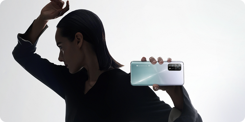 Официальная распаковка Xiaomi Mi 10T Pro. В комплекте идёт «серебряный» антибактериальный чехол