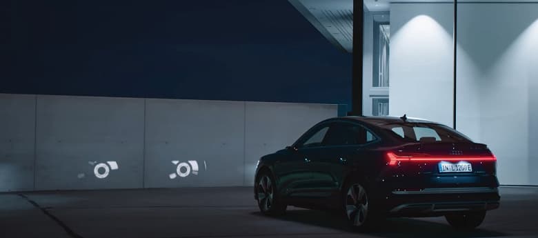 Новые фары Audi Digital Matrix LED умеют показывать анимированные изображения и рисовать на дороге