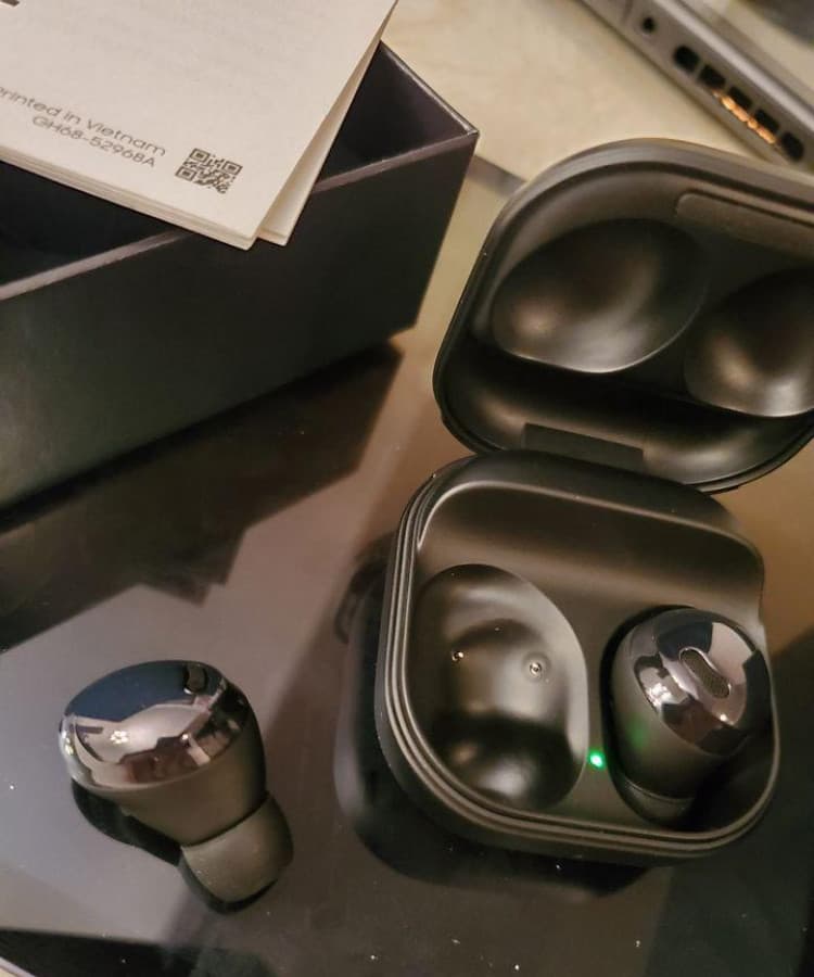 Первые живые фото Samsung Galaxy Buds Pro: наушники, упаковка и комплект поставки