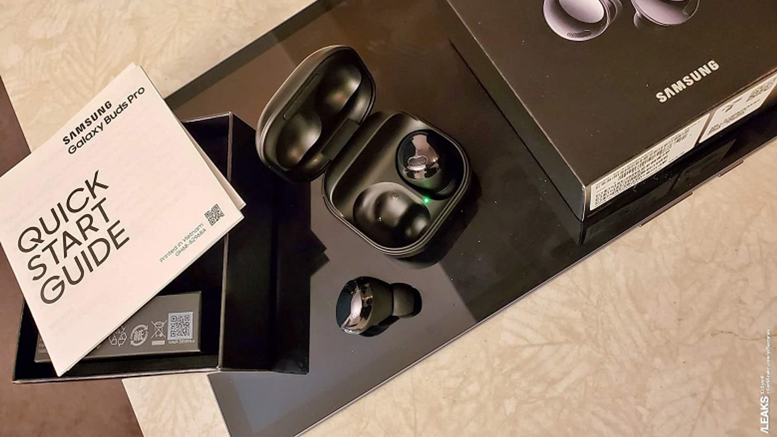 Первые живые фото Samsung Galaxy Buds Pro: наушники, упаковка и комплект поставки