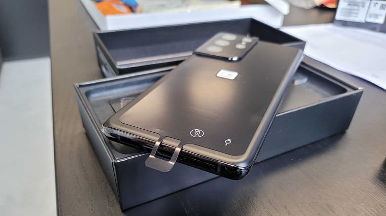 Разработчики Samsung совершили серьезный просчет: хочешь извлечь лоток для SIM, а на самом деле ломаешь микрофон