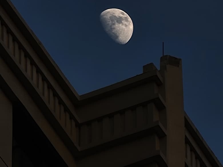 Samsung Galaxy S21 Ultra снимает Луну не хуже конкурентов