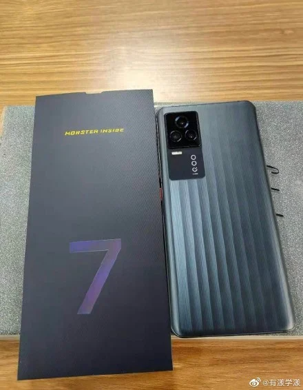 Монстр внутри. Первое живое фото рекордсмена iQOO 7 и его упаковки