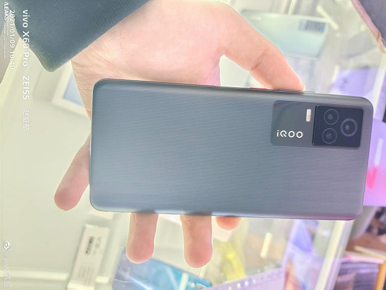 Живое фото нового рекордсмена AnTuTu перед сегодняшним анонсом Живое фото нового рекордсмена AnTuTu перед сегодняшним анонсом