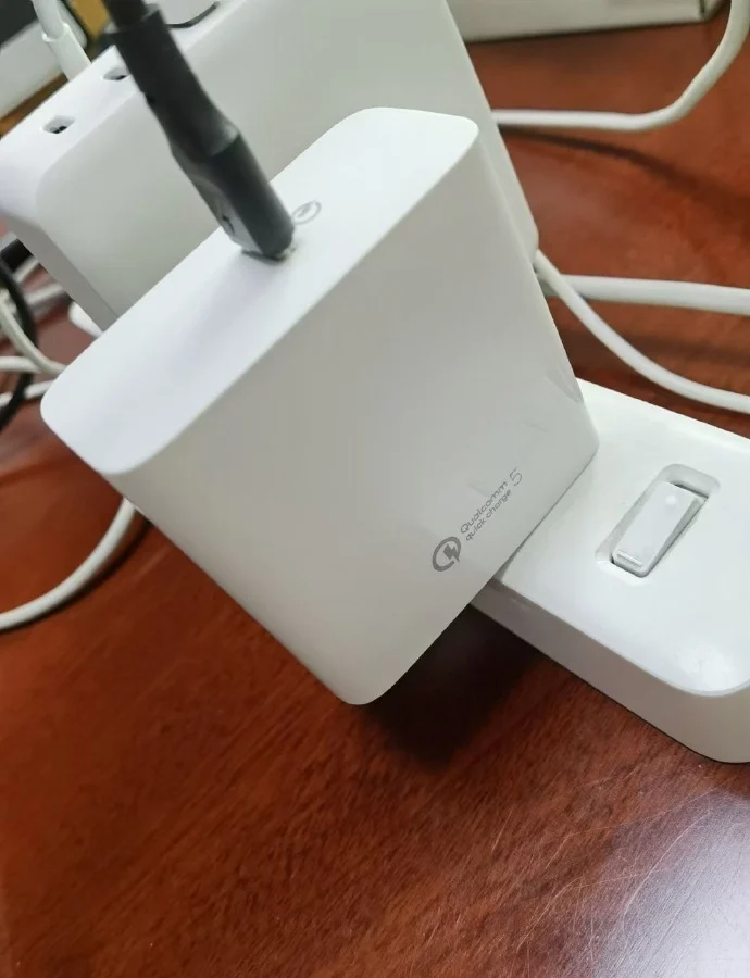 Живое фото первого зарядного устройства Quick Charge 5 позволяет оценить его габариты
