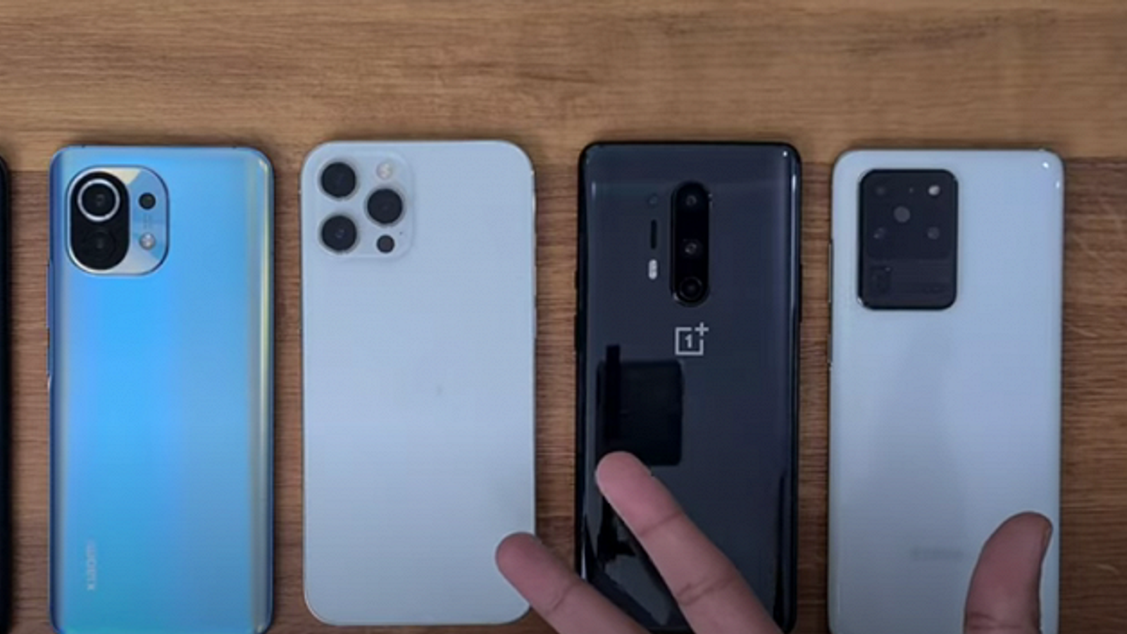 Samsung Galaxy S21 Ultra на Exynos 2100 против Galaxy S20 Ultra, iPhone 12 Pro Max и Xiaomi Mi 11. Какой смартфон автономнее?