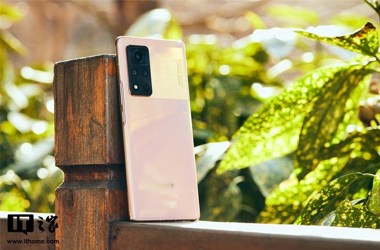 Как Honor справилась без Huawei: флагманский смартфон Honor V40 на красивых живых снимках