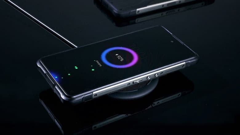 Неубиваемый и современный. Демонстрация беспроводной зарядки первого защищённого 5G-смартфона Ulefone Armor 10