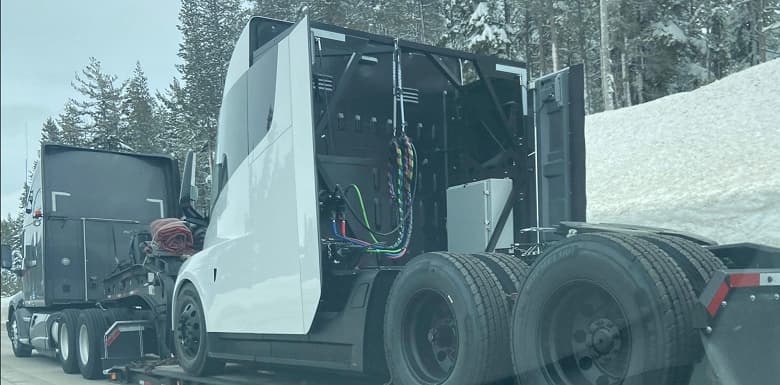 На дорогах Калифорнии замечен новый электрогрузовик Tesla Semi
