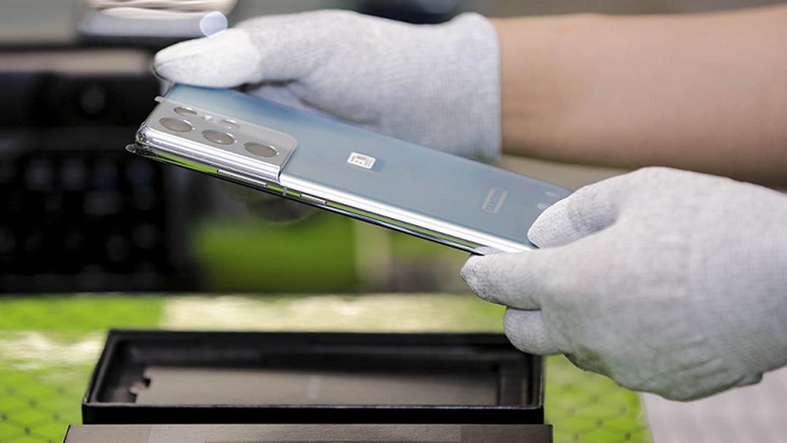 Как в России готовятся к запуску Galaxy S21. Samsung показала путь новых флагманов от завода до полок магазинов