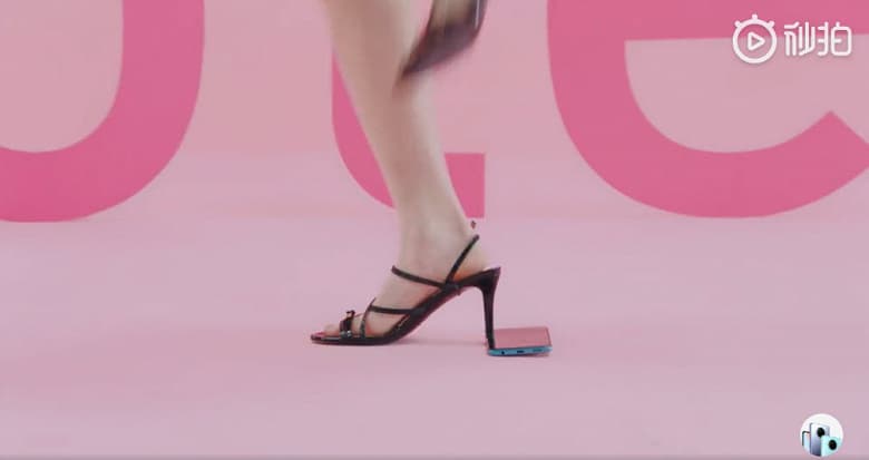 Redmi Note 9 с честью выдержал необычный тест с острыми каблуками Redmi Note 9 с честью выдержал необычный тест с острыми каблуками