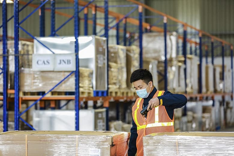 Как в России готовятся к запуску Galaxy S21. Samsung показала путь новых флагманов от завода до полок магазинов