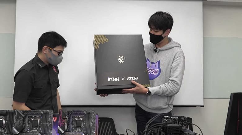 Intel рассылает журналистам новые CPU сразу вместе с жидкостным охлаждением. Это намёк? Intel рассылает журналистам новые CPU сразу вместе с жидкостным охлаждением. Это намёк?