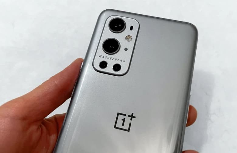 Snapdragon 888, IP68, экран QHD+ с частотой 120 Гц и квадрокамера Hasselblad. OnePlus 9 Pro позирует на живых фото