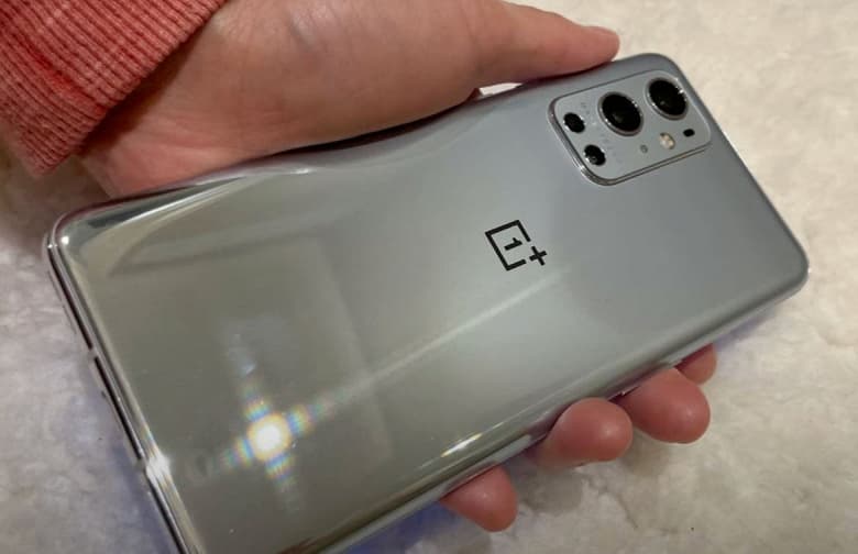 Snapdragon 888, IP68, экран QHD+ с частотой 120 Гц и квадрокамера Hasselblad. OnePlus 9 Pro позирует на живых фото