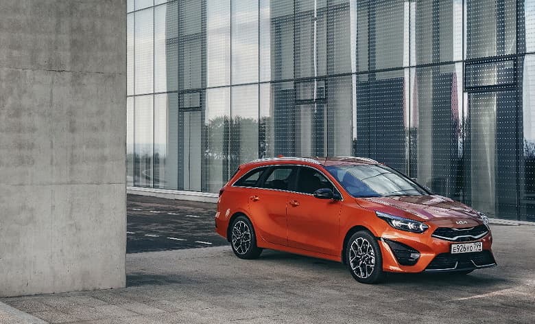 Больше никакой механики, 8-дюймовый экран и беспроводное подключение Android Auto в базовой комплектации: стартовали продажи обновленных Kia Ceed в России