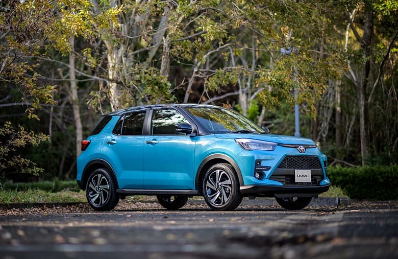 3,6 л на 100 км, богатая комплектация и знаменитый бренд за  000. Представлен кроссовер Toyota Raize e-Smart Hybrid