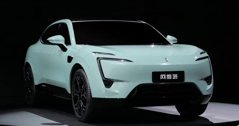 Этот «Аватар» разгоняется до «сотни» менее чем за 4 с и имеет запас хода 700 км. Представлен электрический кроссовер Avatr E11