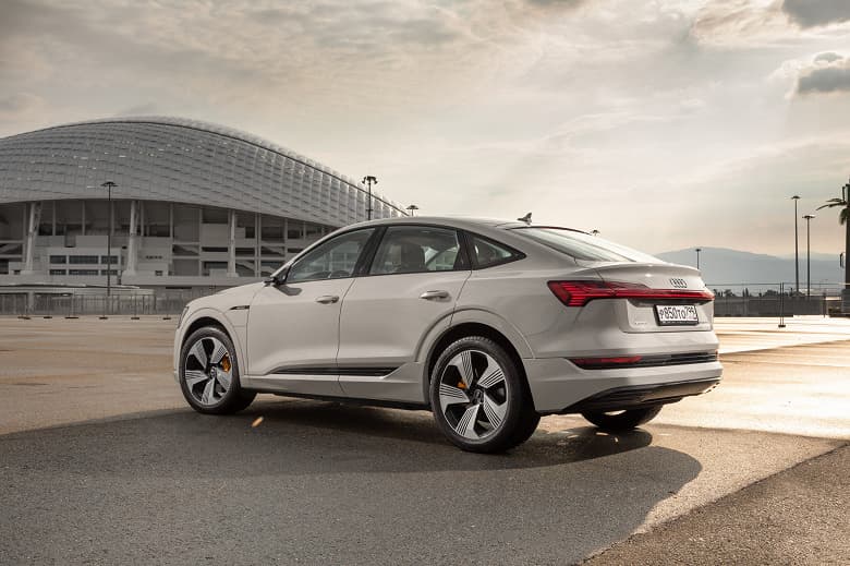 408 л. с., запас хода до 446 км и разгон до сотни за 5,7 с. Электромобиль Audi e-tron Sportback от 186 400 рублей в месяц