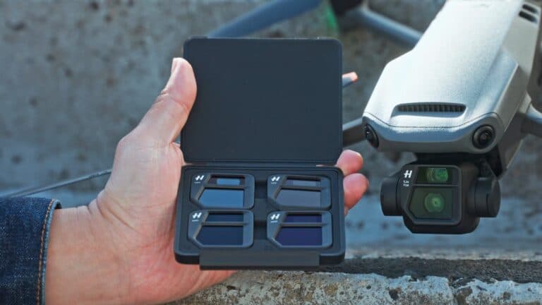 Датчики разрешением 20 и 12 Мп, 7-кратный зум, дальность полёта 15 км и аккумулятор емкостью 5000 мА·ч. Дрон DJI Mavic 3 Pro засветился на живых фото и в видеоролике за пару дней до анонса